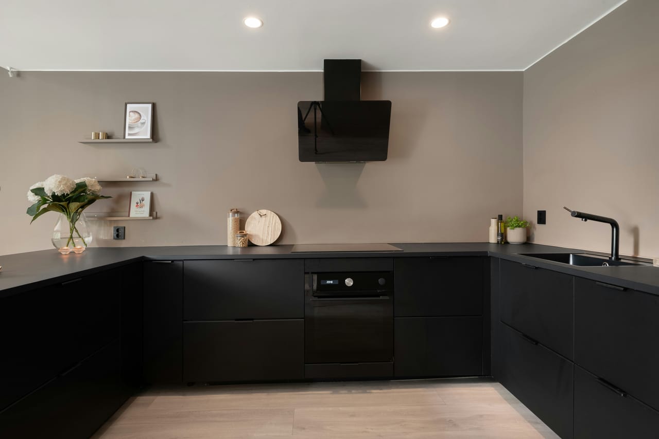 Cuisine Full Black · noir mat intégral, façades et plan harmonisés