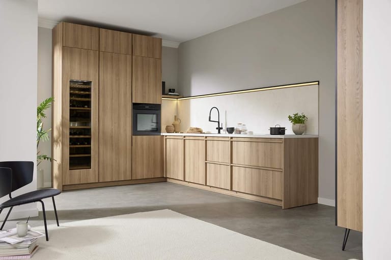 Cuisine en L bois sur mesure, angle plein, ergonomie deux côtés