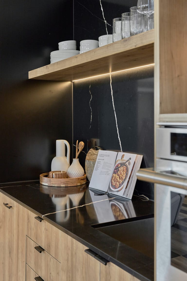 Espace pro indépendant home office complet sur mesure SCARS, étagères bois et CeraPur.