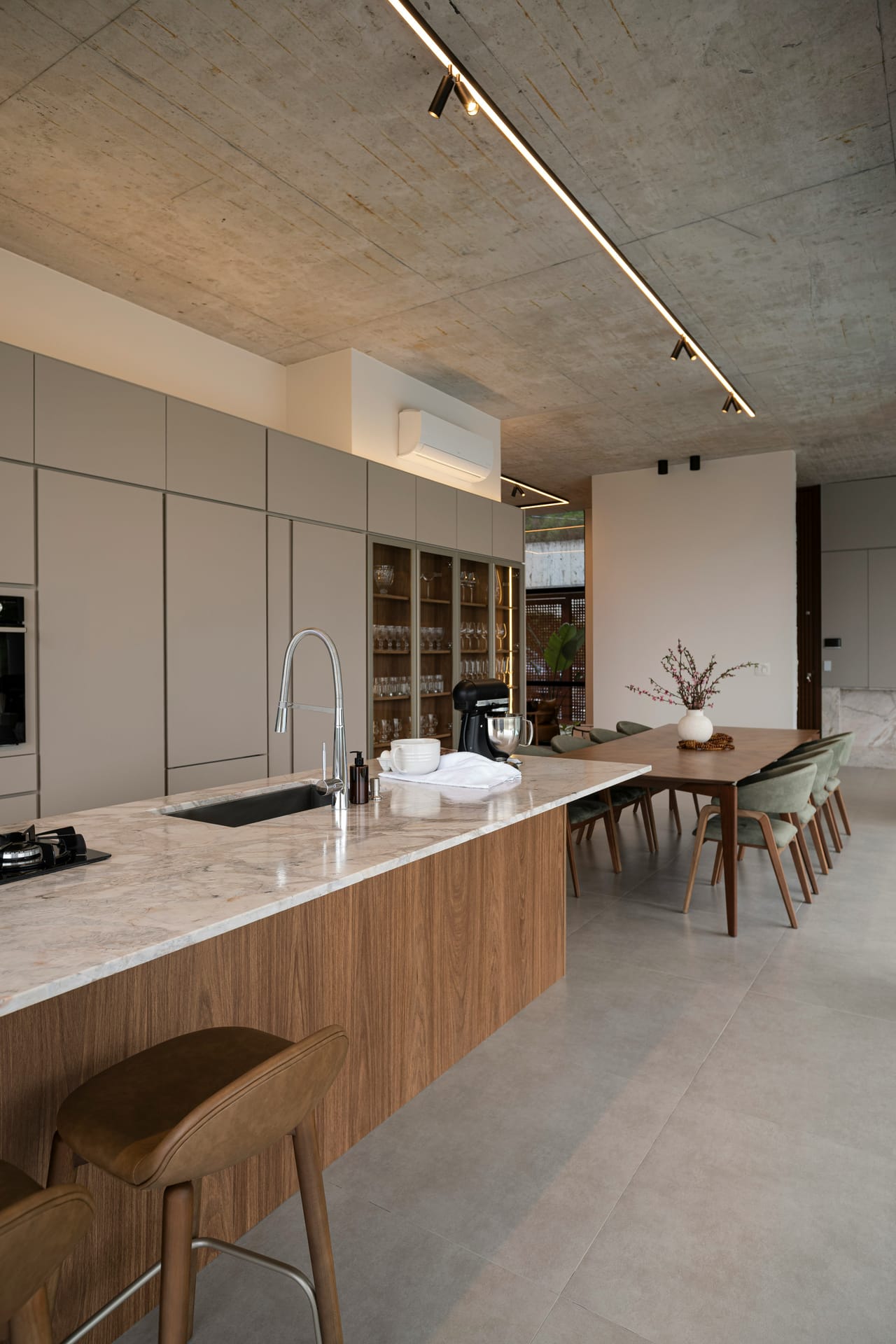 Cuisine Marbre Blanc · îlot central avec plan marbre veiné et table à manger intégrée