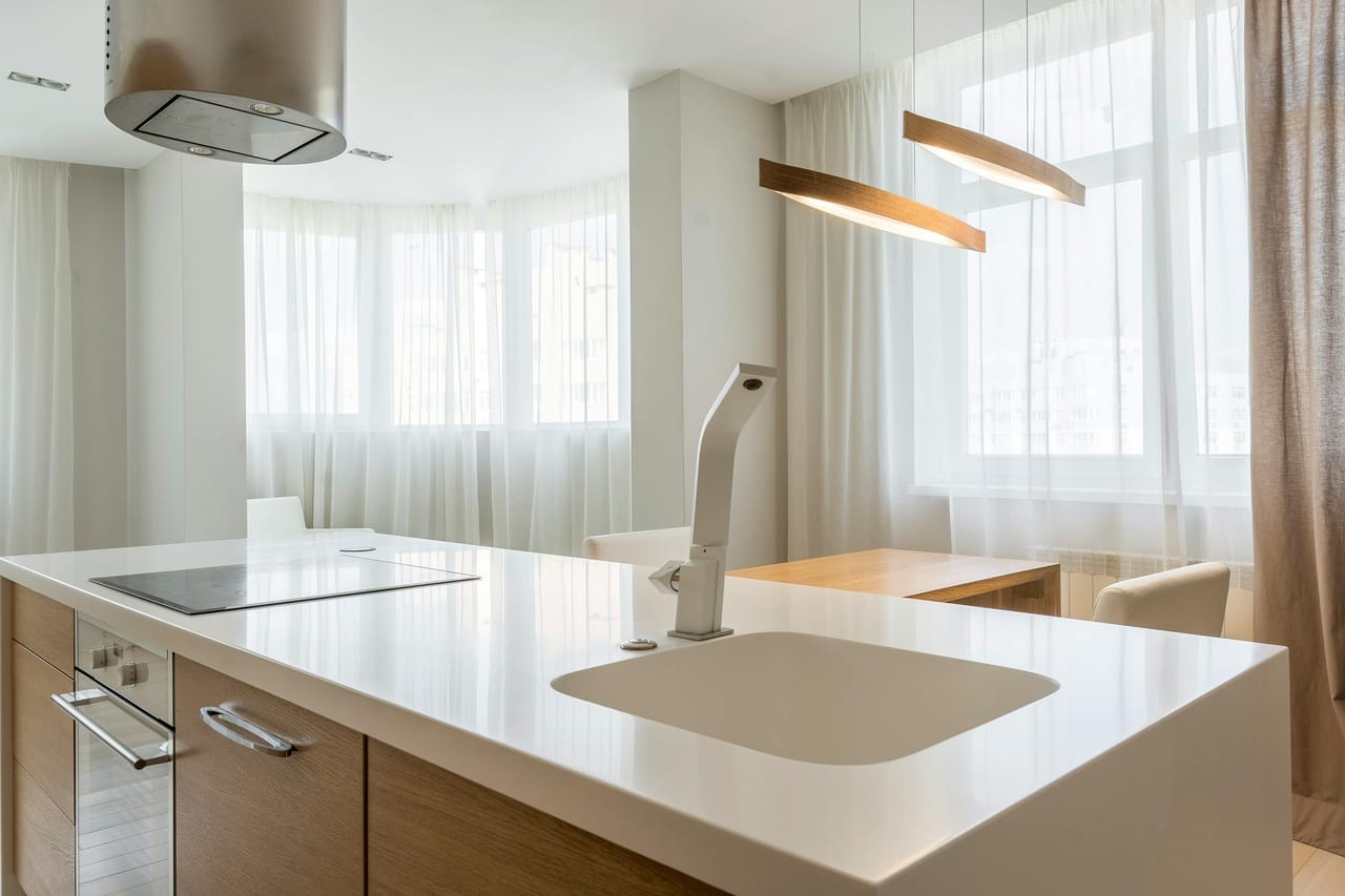 Cuisine sur mesure SCARS · design minimaliste noir et blanc
