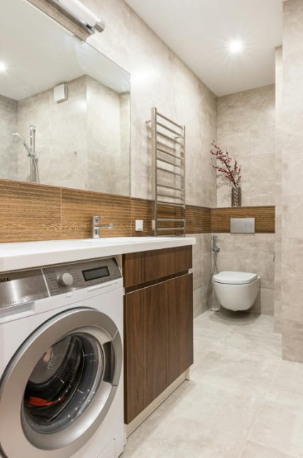 Buanderie combinée à la salle de bain sur mesure SCARS, lave-linge sous plan vasque.