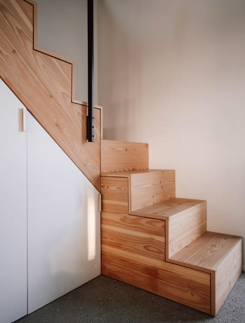 Buanderie sous escalier sur mesure SCARS, caissons coupés à la pente.