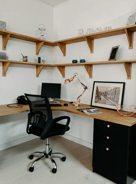 Bureau d'angle aménagé dans niche, étagères sur mesure SCARS.