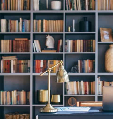 Bureau intégré dans bibliothèque continue bois et métal SCARS.
