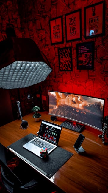 Bureau sur mesure SCARS à hauteur ergonomique fixe.