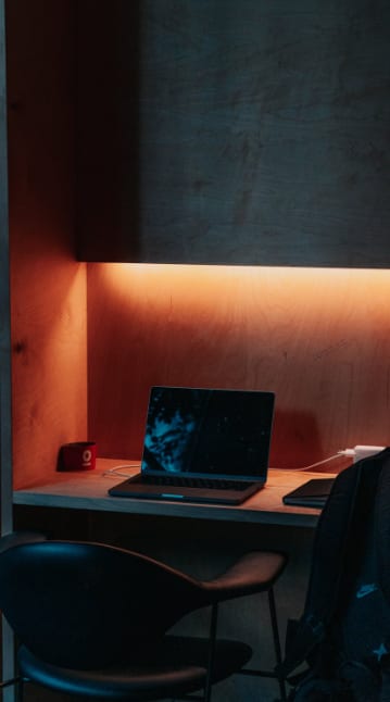 Bureau dans garage rénové sur mesure SCARS, caissons stratifiés et plan compact.