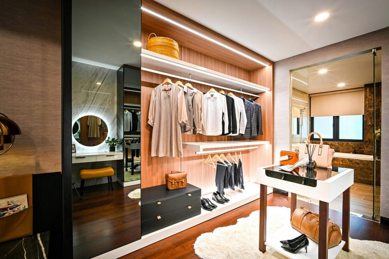 Dressing pièce complète sur mesure SCARS Orléans, étagères ouvertes et penderie.