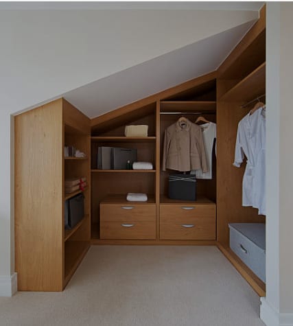 Dressing sous pente sur mesure SCARS, structure ajustée aux combles ou à la mansarde.