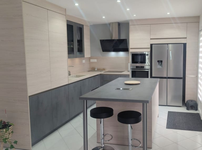 Cuisine de Cédric à Ingré — façades effet chêne et plan stratifié effet béton