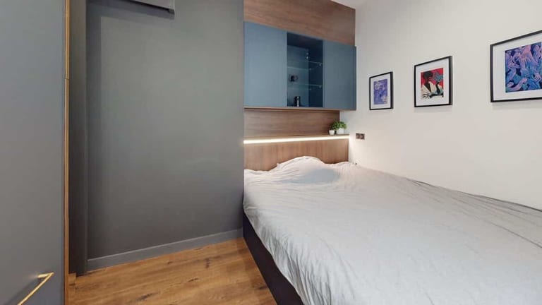 Chambre Airbnb avec tête de lit chêne intégrée pour Gabriel à Orléans