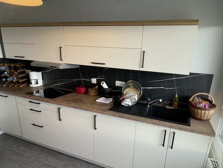 Cuisine de Gilles à Fleury-les-Aubrais — façades blanc mat, plan stratifié effet marbre brun, crédence effet marbre noir